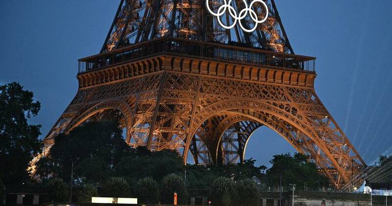 席琳·迪翁在潮湿的巴黎奥运会开幕式上演唱小夜曲